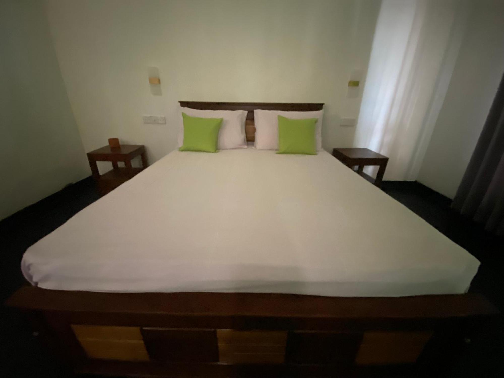 Sapphire Blue Hotel Hikkaduwa Ngoại thất bức ảnh